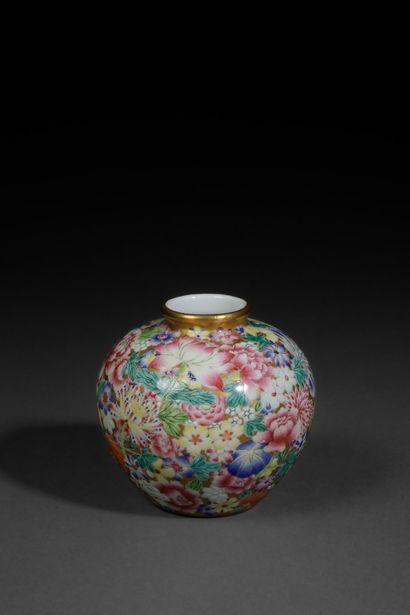 CHINA - 20th century
Small, egg-shaped porcelain...