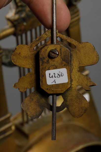 Pendule lyre en bronze doré et marbre vert...