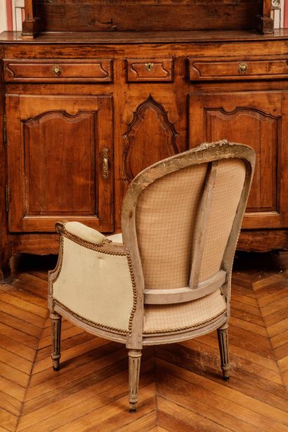 Bergère en bois mouluré et sculpté le dossier...