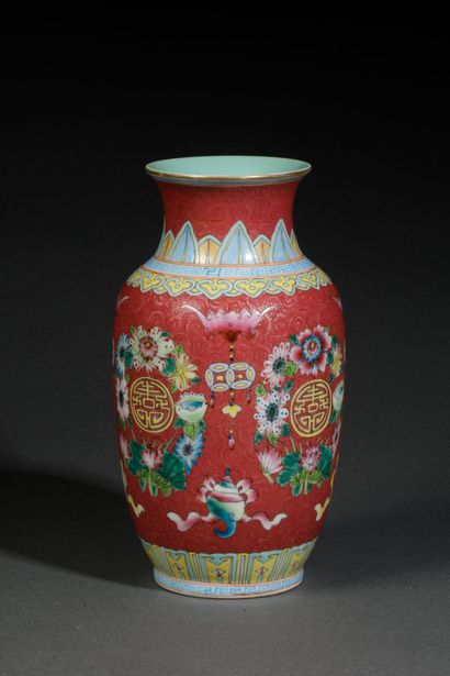 CHINA - 20th century
Vase with a pink base...