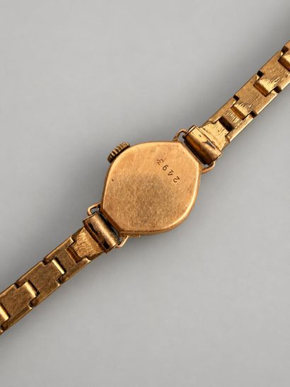 Features a 750-thousandths yellow gold dial...