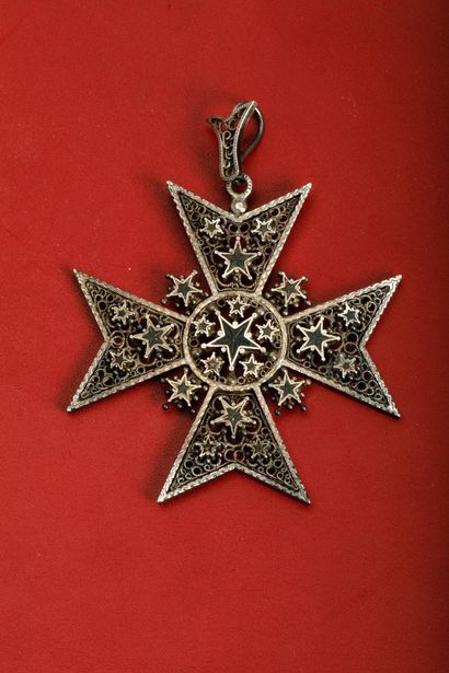 Croix de malte en métal argenté avec des...