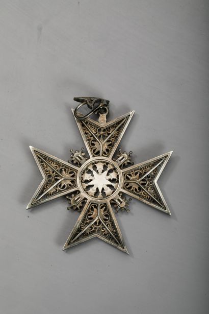 Croix de malte en métal argenté avec des...