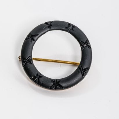 Broche de deuil en métal doré et résine noire
Poids...