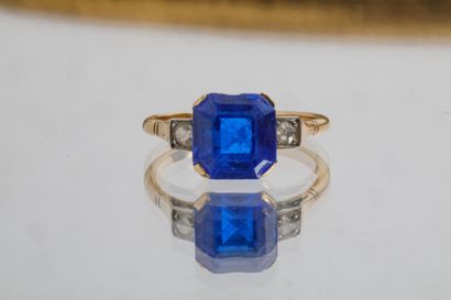 Bague en or jaune et or gris serti d'une...