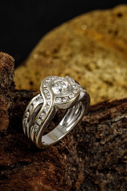 750 white gold ring (Eagle head hallmark)...