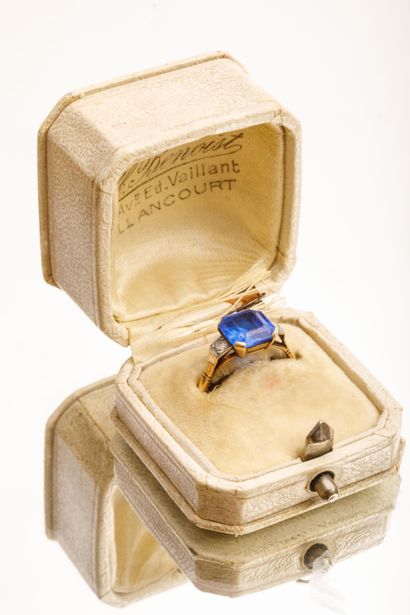 Bague en or jaune et or gris serti d'une...