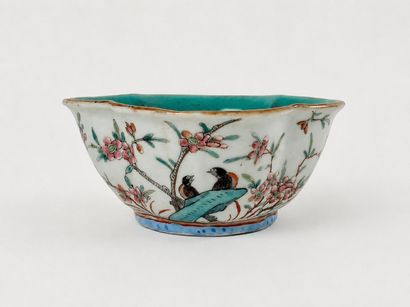 CHINA, 19th century
Four-lobed white glazed...