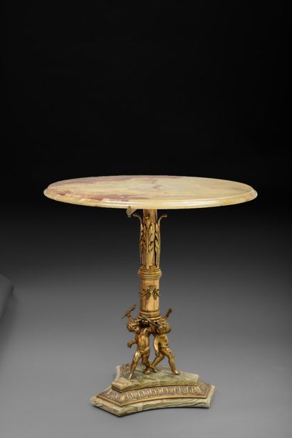 Guéridon en onyx et métal doré de style néo-classique...