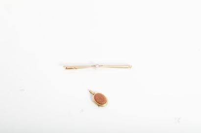 Ensemble composé d'une broche barrette en...