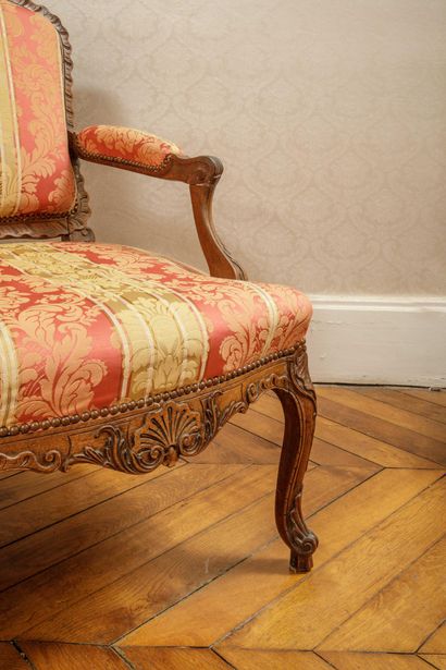 Banquette et un fauteuil de style Louis XV...