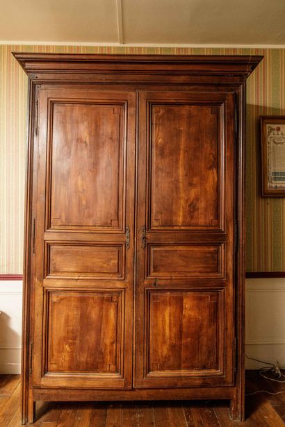 Armoire en bois naturel mouluré sculpté la...