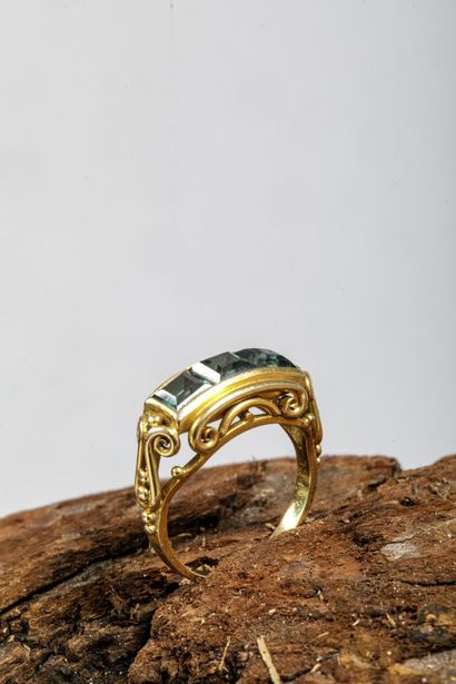 Bague en or jaune 333 millièmes sertie de...