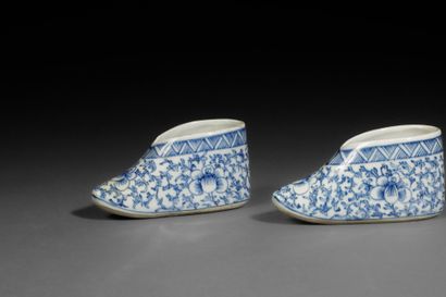 CHINA - 20th century
Pair of white and blue...