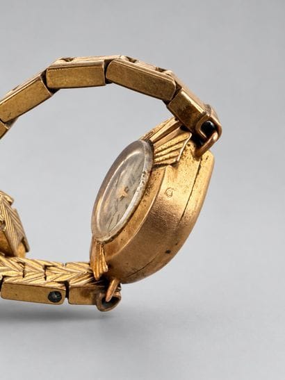 Features a 750-thousandths yellow gold dial...