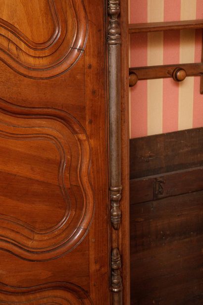 Importante armoire de mariage provençale...