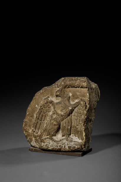 Fragment de pierre taillée à l'effigie d'un...
