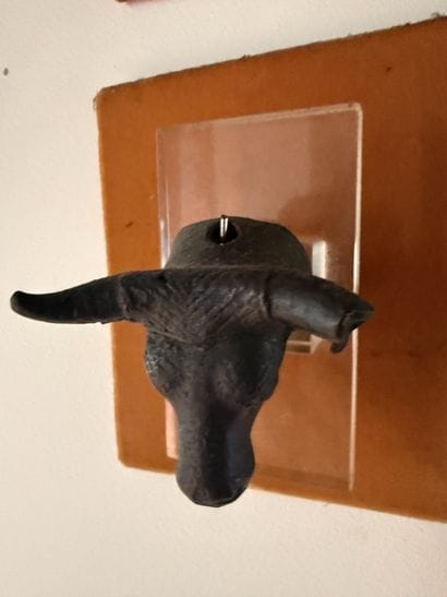Bronze cow's head with a brown patina
Antique...
