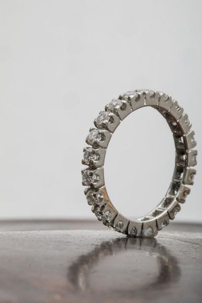 American wedding band in white gold and diamonds
TDD:...