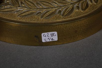 Paire de bougeoirs circulaire en bronze doré...