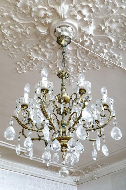 Lustre en en bronze doré à 8 bras de lumière...