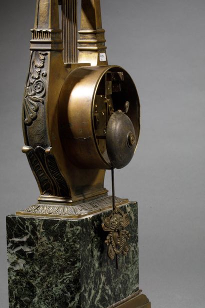 Pendule lyre en bronze doré et marbre vert...