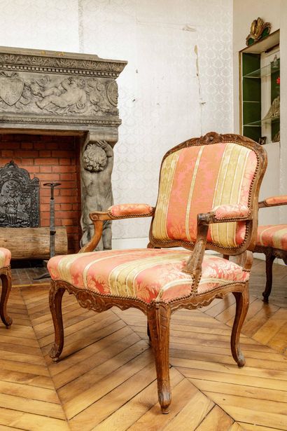 Pair of Queen-style armchairs in molded and...