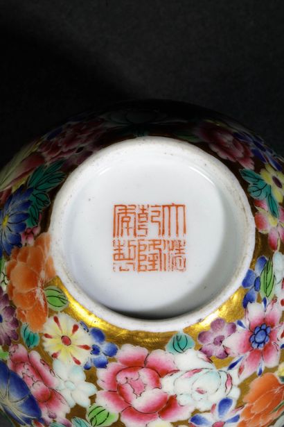 CHINA - 20th century
Small, egg-shaped porcelain...