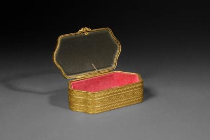 Small gold-plated metal box, finely engraved...