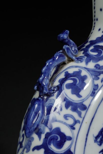 CHINA - 20th century
White porcelain gourd...