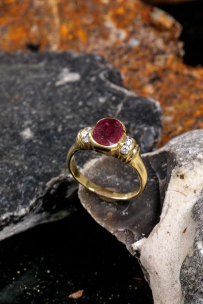 Bague en or jaune 750 millièmes (poinçon...