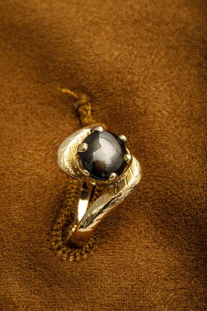 Bague en or jaune 750 millièmes ornée d'une...