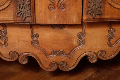 Importante armoire de mariage provençale...