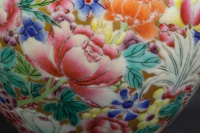 CHINA - 20th century
Small, egg-shaped porcelain...