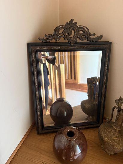 Miroir en bois noirçi et métal argenté rectangulaire...