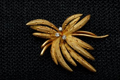Palm tree brooch in yellow gold 750 thousandths...