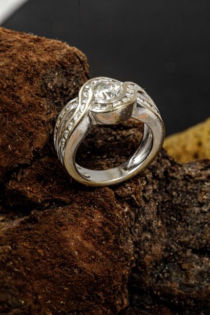750 white gold ring (Eagle head hallmark)...