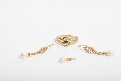 A set made of 750-thousandths yellow gold,...