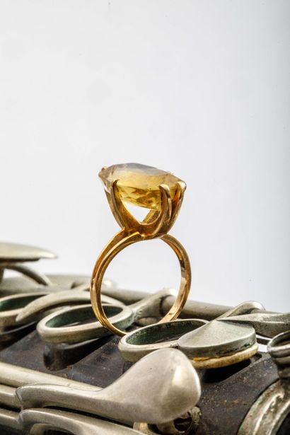 Bague en or jaune 750 millièmes (poinçon...