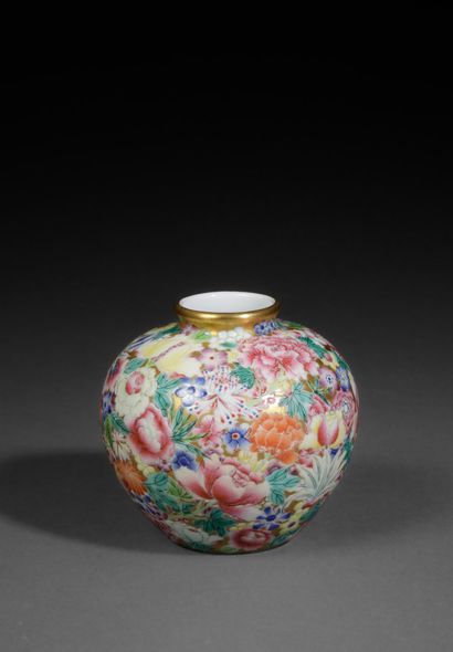 CHINA - 20th century
Small, egg-shaped porcelain...