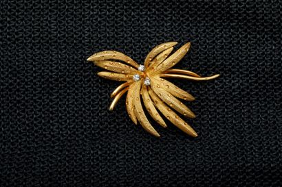 Palm tree brooch in yellow gold 750 thousandths...
