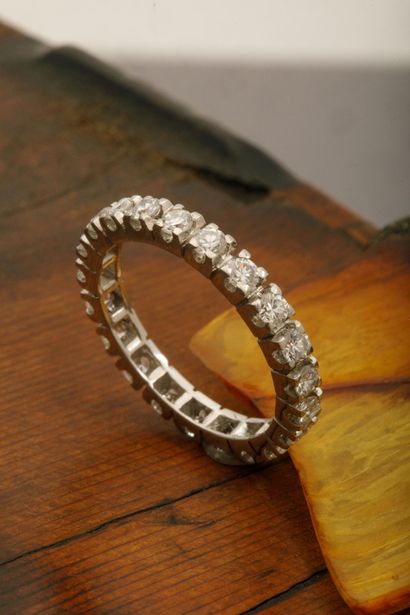 American wedding band in white gold and diamonds
TDD:...