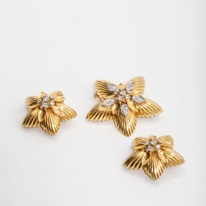 A half-set made of 750 gold and 850 platinum,...