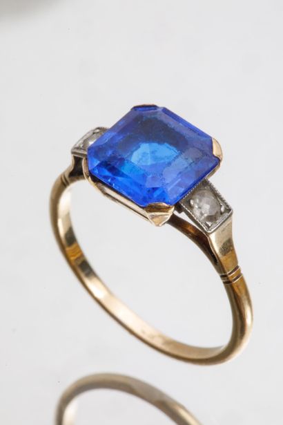 Bague en or jaune et or gris serti d'une...