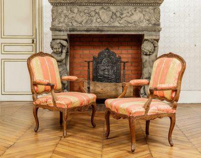 Pair of Queen-style armchairs in molded and...