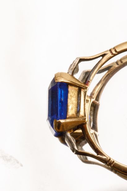 Bague en or jaune et or gris serti d'une...