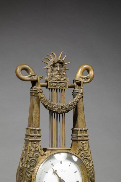 Pendule lyre en bronze doré et marbre vert...