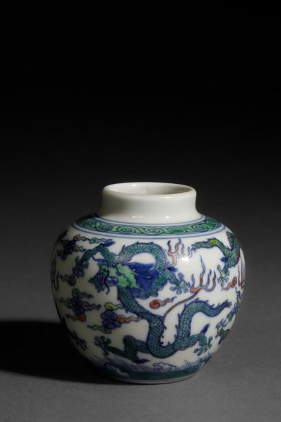 CHINA - 20th century
Small oval porcelain...