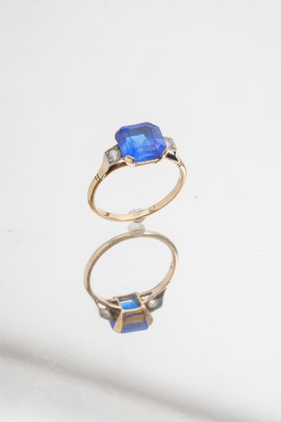 Bague en or jaune et or gris serti d'une...