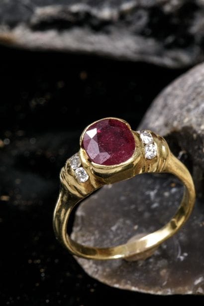 Bague en or jaune 750 millièmes (poinçon...